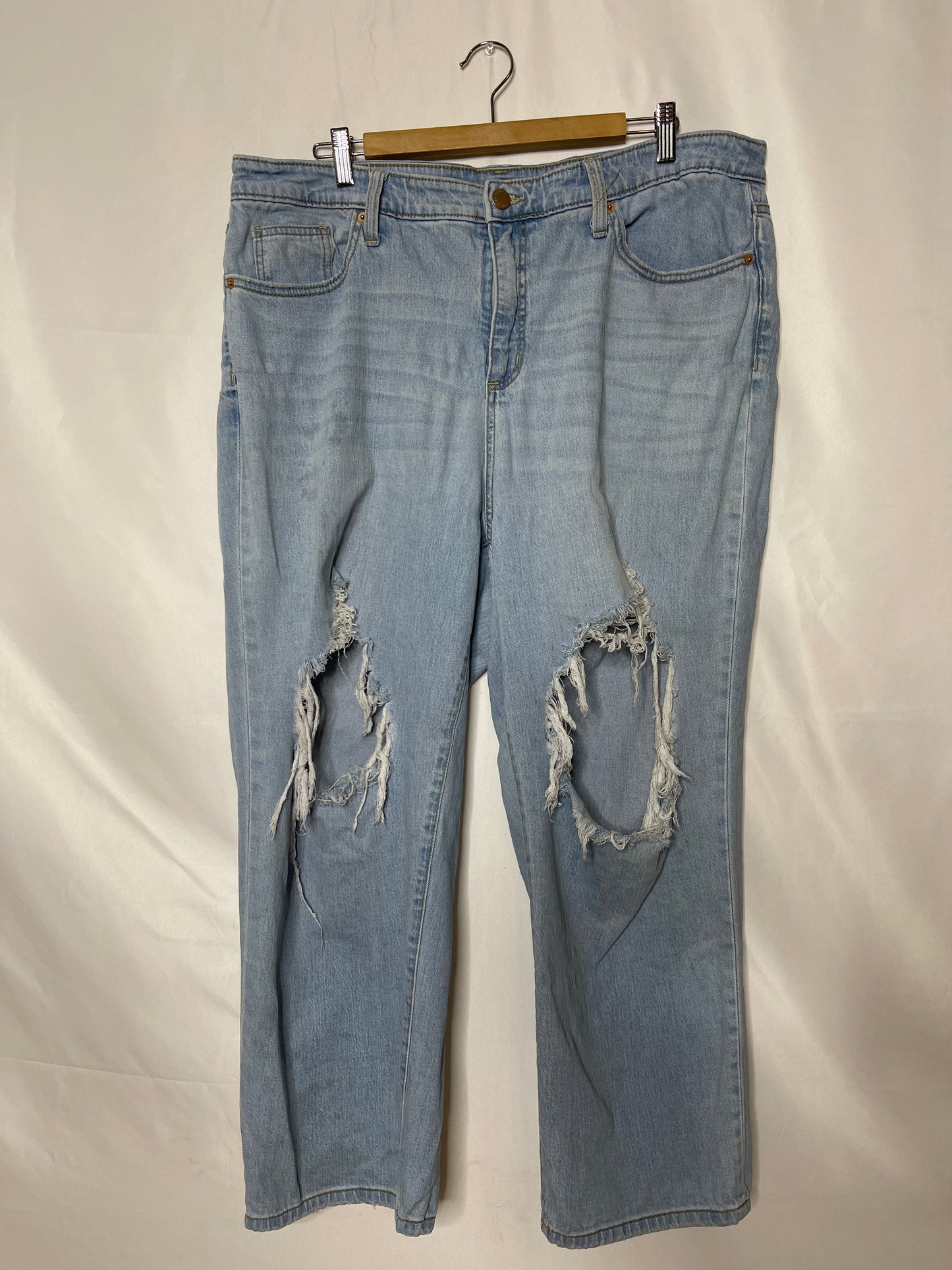 18w Universal Thread "light distressed jeans"